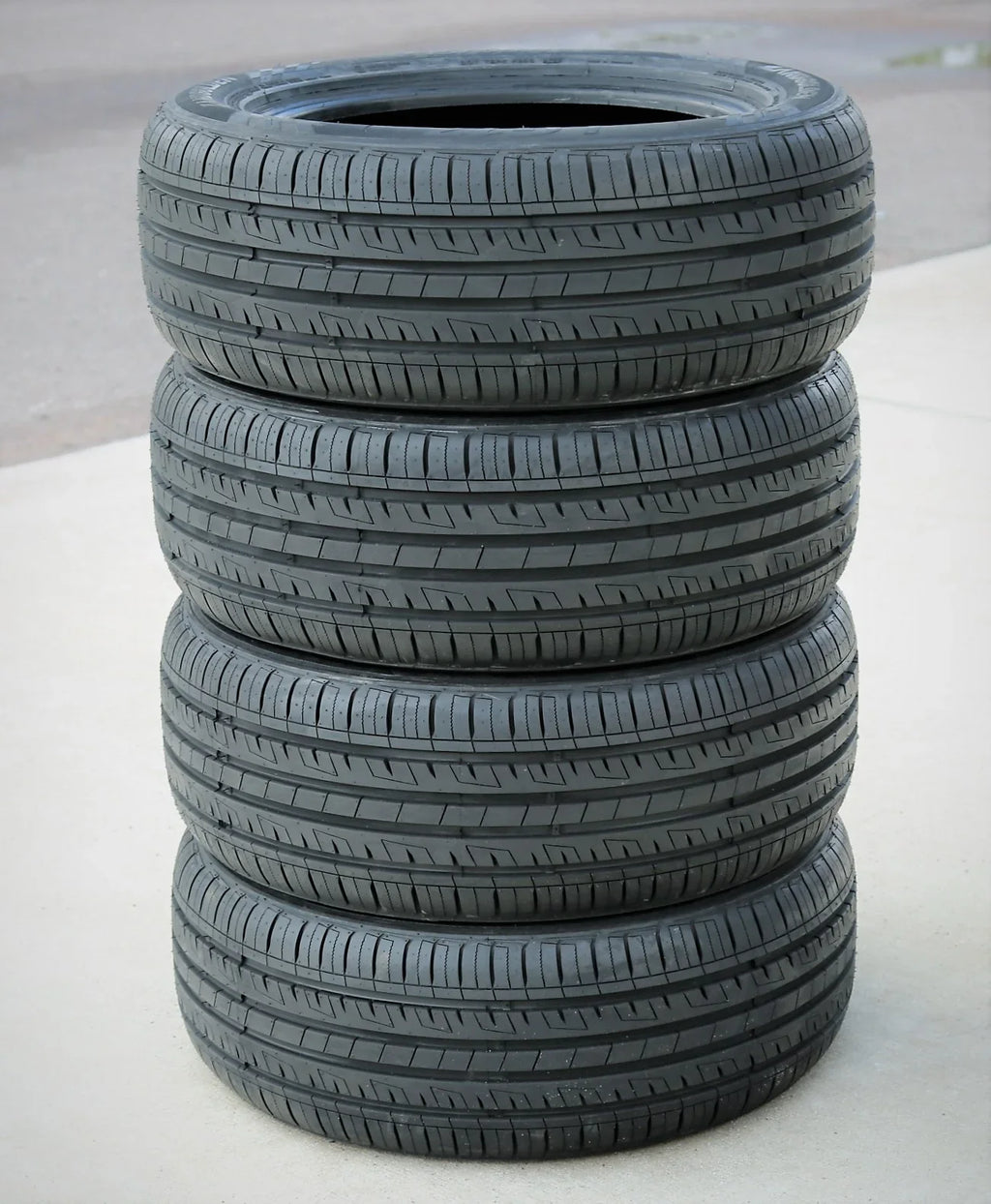 Landgolden LG17 195/55R15 85V Efficiency Tire Fits: 2007-08 Honda Fit Sport, 1999-2000 Honda Civic Si